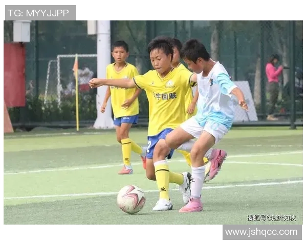 足球明星携手背书包视频传递青春梦想与拼搏精神